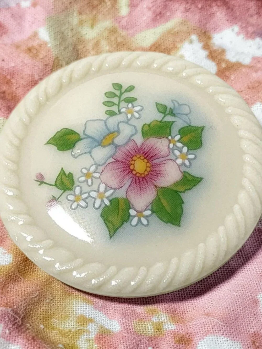 vintage avon 1950s-60s beautifull floral porcelain button brooch